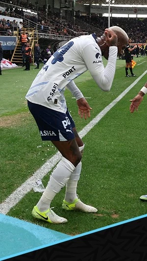 الجماهير تعاقب تاليسكا بزجاجة مياه بعد التسجيل